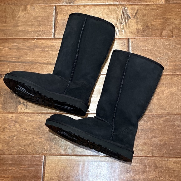 Authentic Classic Tall UGG 5815 F10013I Boots Shoes Black Shearling US 6 EU 37 - Picture 2 of 13